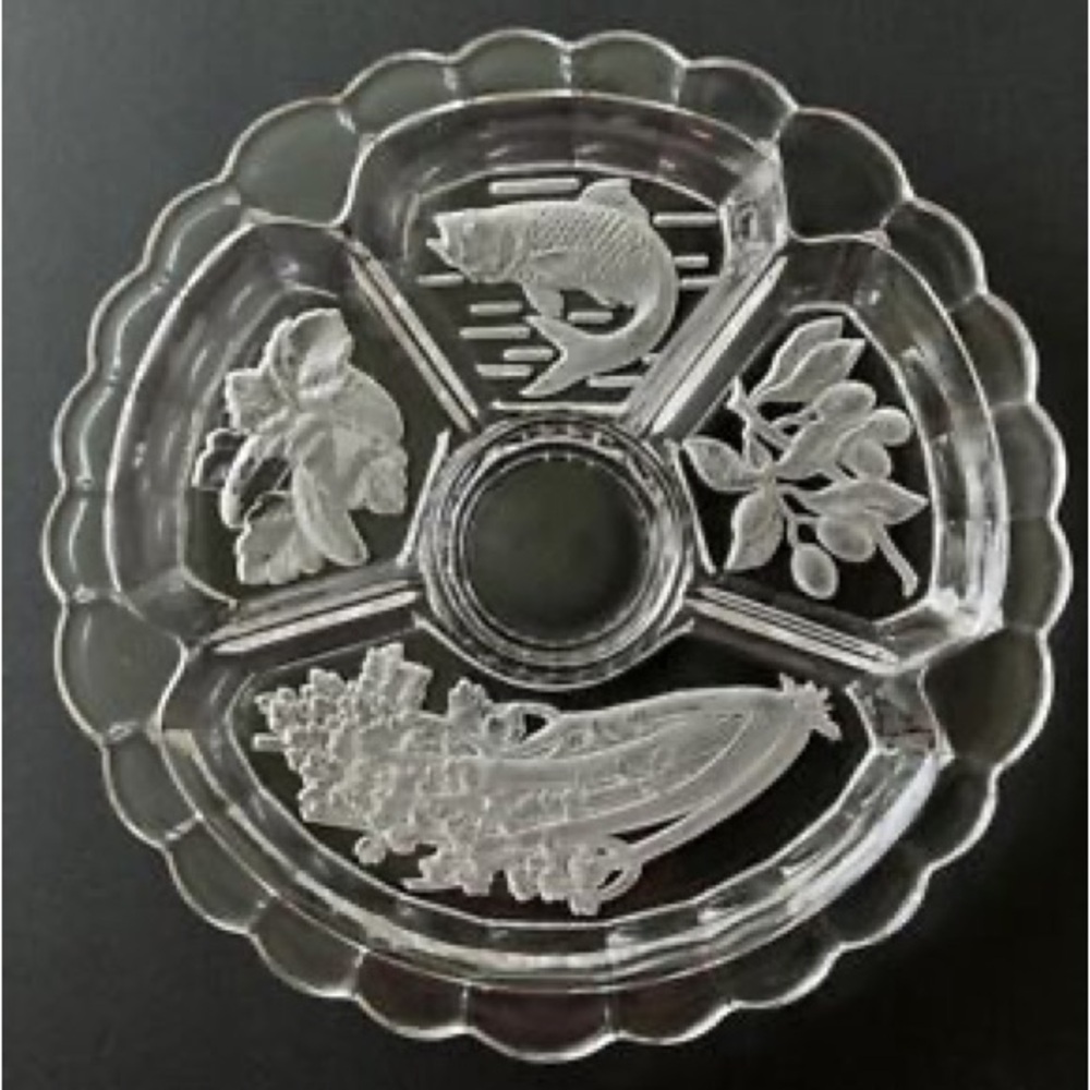 Stunning Benedict proctor Mfg Co. Fish & Veggie divided frosted 5 part